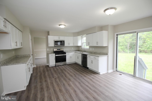 7 E Edgewater Ct, Sicklerville, NJ 08081 - kitchen with appliances with stainless steel finishes, a sink, dark wood-type flooring, and baseboards