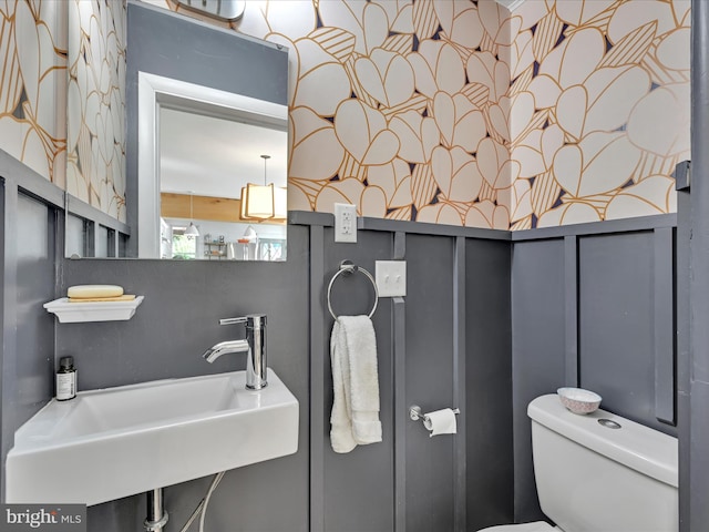 142 E New St, Lancaster, PA 17602 - bathroom featuring a sink, toilet, and wallpapered walls