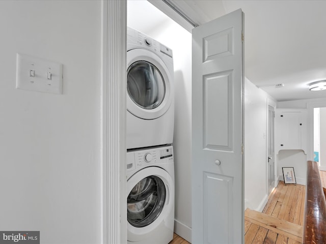 142 E New St, Lancaster, PA 17602 - laundry room with stacked washer and clothes dryer, hardwood / wood-style floors, and baseboards