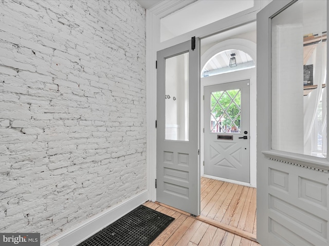 142 E New St, Lancaster, PA 17602 - foyer with light wood finished floors