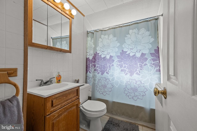 35 Long Loop Rd, Levittown, PA 19056 - full bath with vanity, tile walls, backsplash, and shower / tub combo with curtain