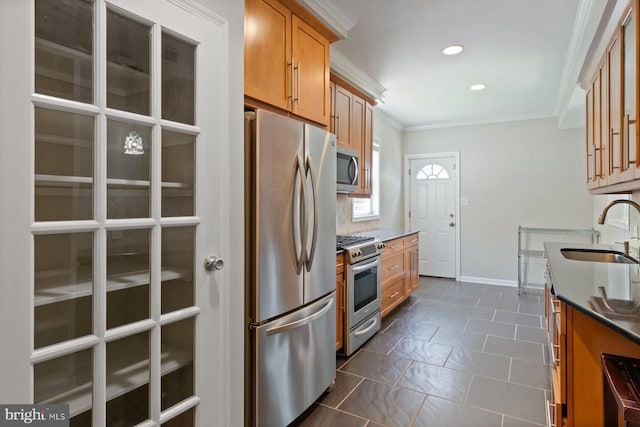 816 S Milton Ave, Baltimore, MD 21224 - kitchen featuring stainless steel appliances, a sink, crown molding, baseboards, and recessed lighting