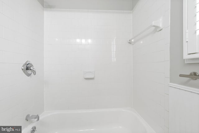 816 S Milton Ave, Baltimore, MD 21224 - bathroom featuring washtub / shower combination and a wainscoted wall