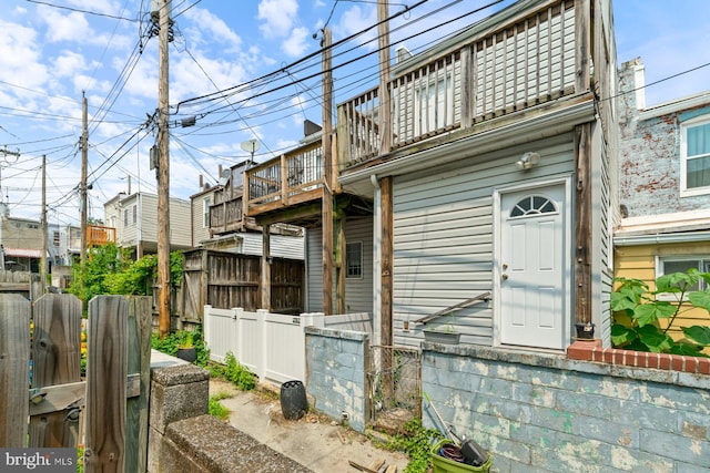 816 S Milton Ave, Baltimore, MD 21224 - view of property exterior featuring a balcony