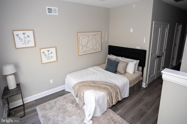 2127 Sigel St, Philadelphia, PA 19145 - bedroom featuring wood finished floors and baseboards