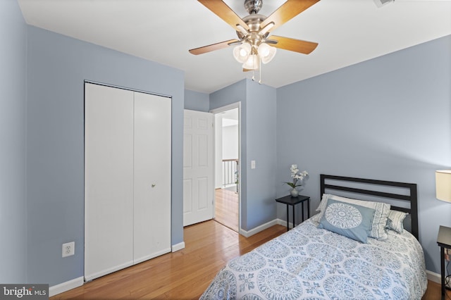 11866 S Lakes Ct, Reston, VA 20191 - bedroom featuring wood finished floors, a ceiling fan, and a closet
