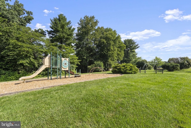 11866 S Lakes Ct, Reston, VA 20191 - view of grassy yard
