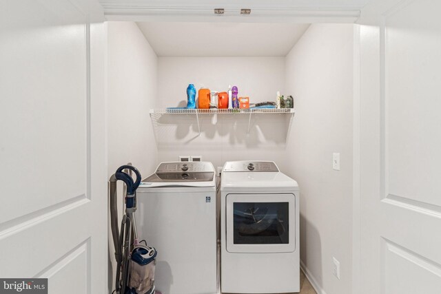 5504 Lanteen St, Lanham, MD 20706 - laundry room with independent washer and dryer