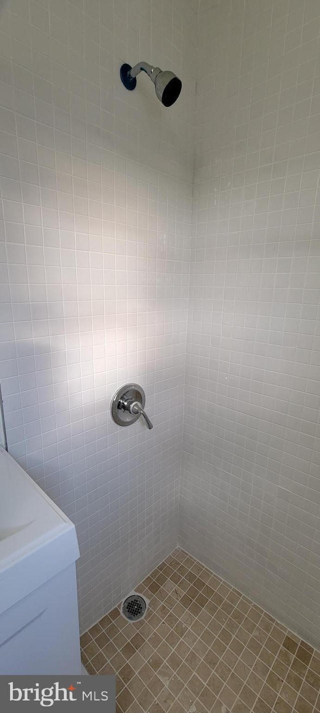 3063 Joyce St, Philadelphia, PA 19134 - bathroom with a tile shower and vanity