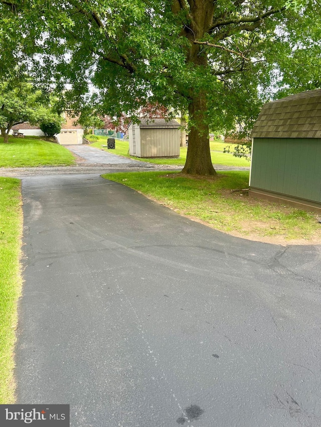 838 N Hanover St, Pottstown, PA 19464 - view of asphalt driveway