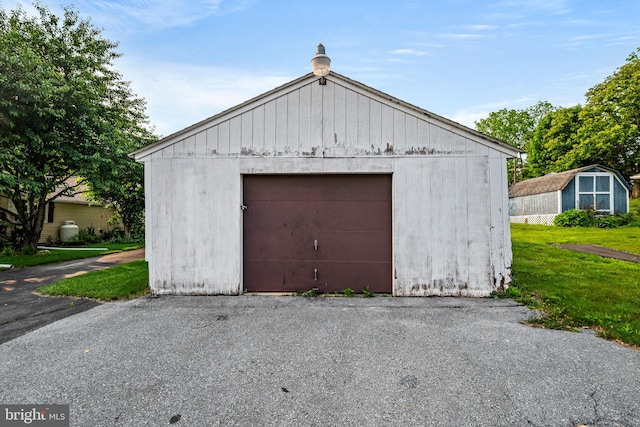 8255 Mertztown Rd, Alburtis, PA 18011 - detached garage featuring driveway