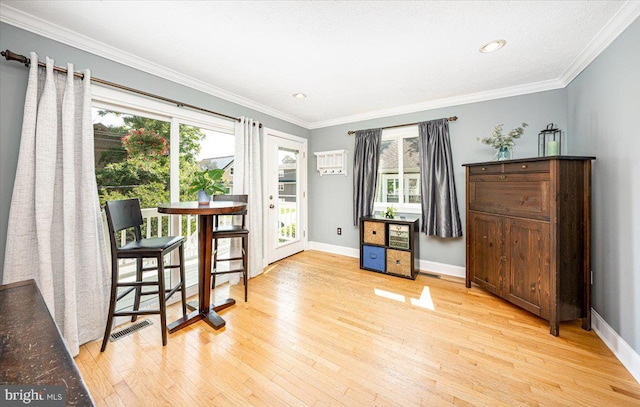 1323 Washington Dr, Annapolis, MD 21403 - spare room featuring healthy amount of natural light, light wood-style flooring, baseboards, ornamental molding, and recessed lighting