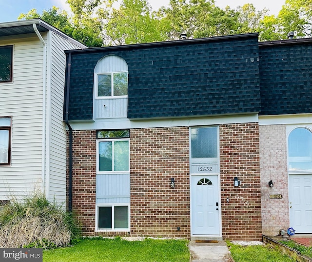 12532 Armada Pl, Woodbridge, VA 22192 - view of front of house with mansard roof, a shingled roof, and brick siding