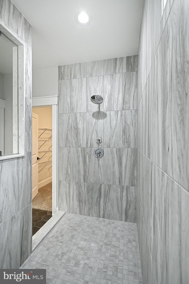 2741 Primrose Ln N, York, PA 17404 - full bathroom featuring tiled shower, recessed lighting, and a spacious closet