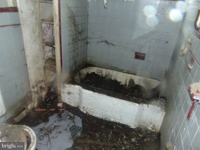 3044 N Merrimac Rd, Camden, NJ 08104 - full bathroom featuring tile walls and a tub to relax in