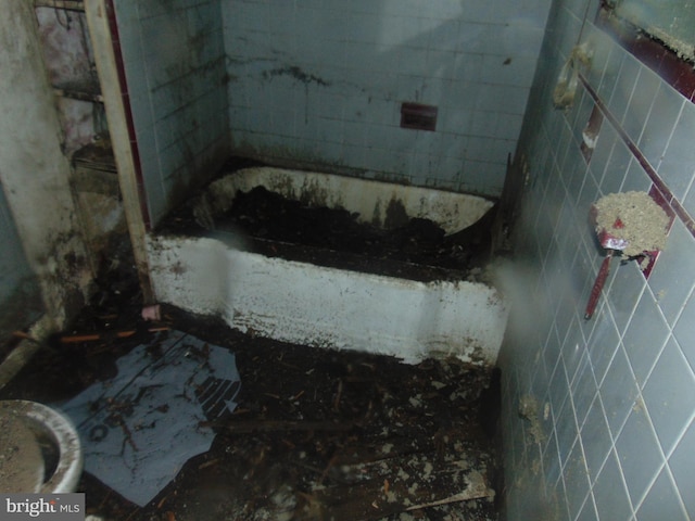 3044 N Merrimac Rd, Camden, NJ 08104 - bathroom with a bath and tile walls