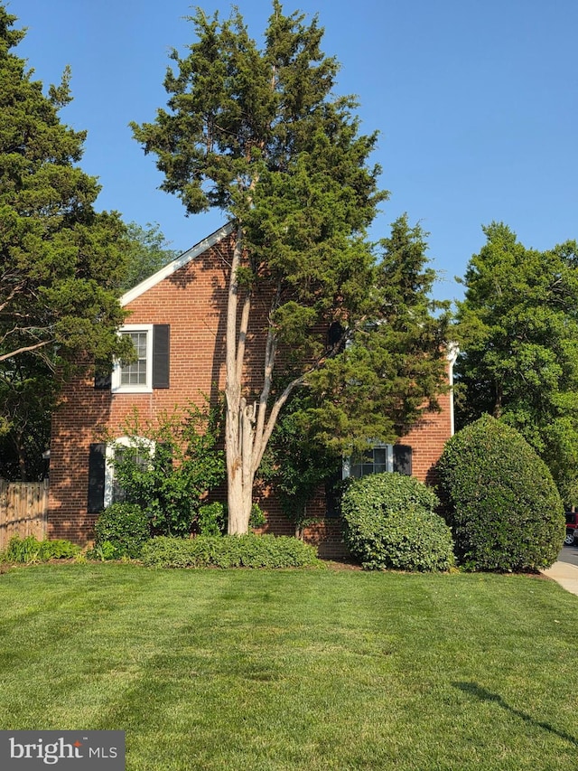4421 36th St S, Arlington, VA 22206 - view of front facade with a front yard and brick siding