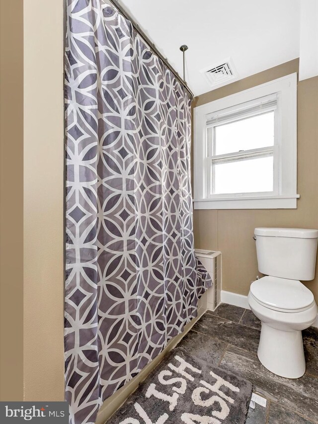 19330 Longmeadow Rd, Hagerstown, MD 21742 - full bath featuring toilet, a shower with curtain, and baseboards
