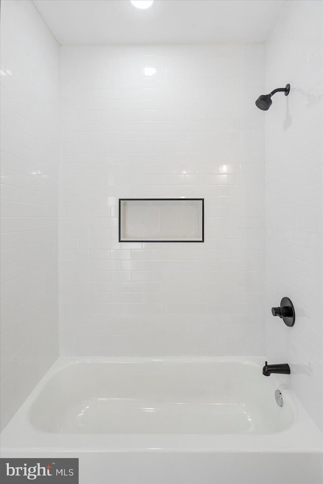 1630 E Biddle St, Baltimore, MD 21213 - full bathroom with washtub / shower combination