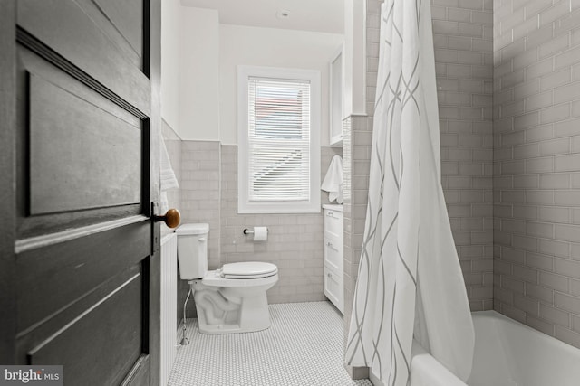 303 Conway Ave, Narberth, PA 19072 - full bath featuring tile walls, toilet, tile patterned flooring, shower / bath combination with curtain, and wainscoting