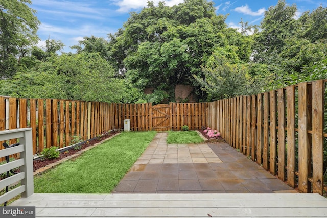 853 Oak Leaf Ct, Warrenton, VA 20186 - deck featuring a fenced backyard and a patio