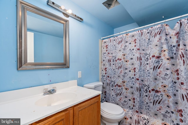 3826 W Bay Ave, Baltimore, MD 21225 - full bath featuring vanity, toilet, and curtained shower