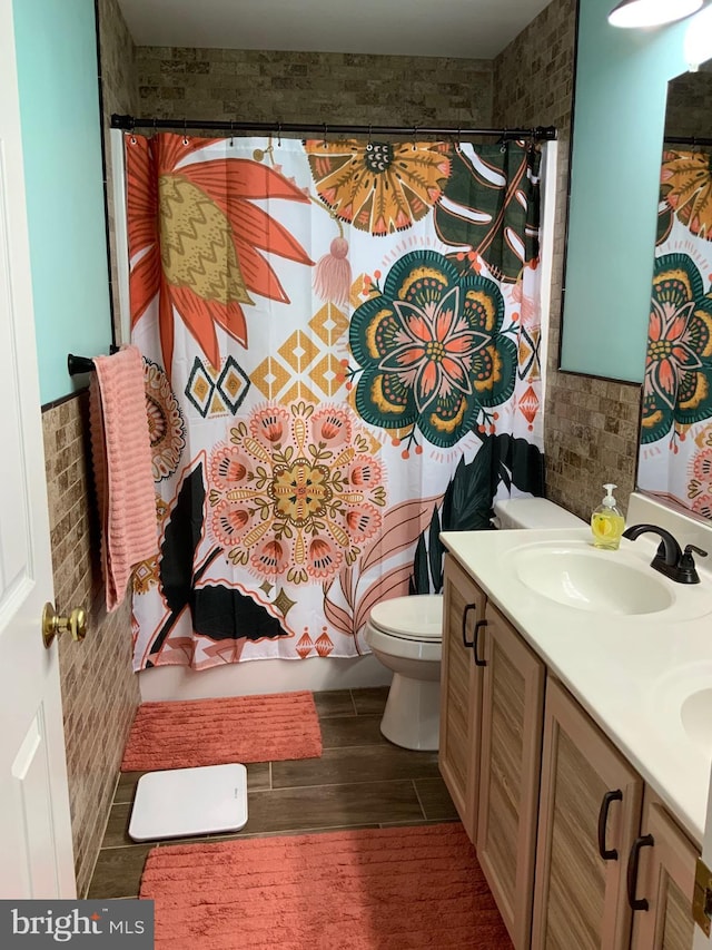 124 Chandlers Glen Dr, Bunker Hill, WV 25413 - bathroom featuring double vanity, toilet, a shower with curtain, and wood finished floors