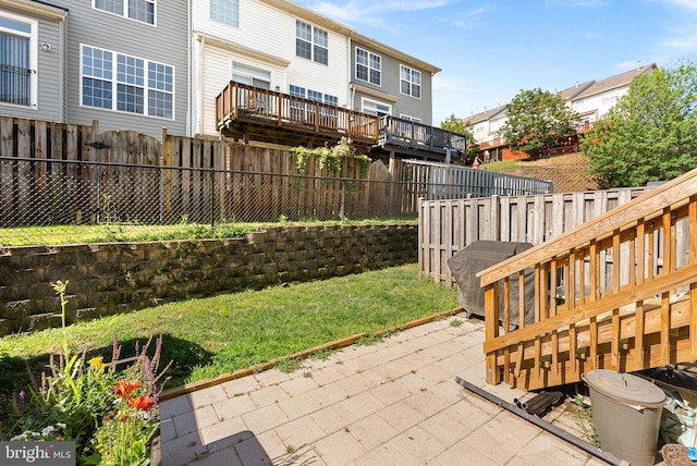 15673 Mendoza Ln, Woodbridge, VA 22191 - fenced backyard featuring a patio and a residential view