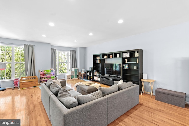 15673 Mendoza Ln, Woodbridge, VA 22191 - living area featuring light wood finished floors and recessed lighting
