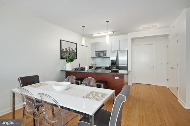 2101 Market St Unit 3605, Philadelphia, PA 19103 - dining room with light wood-style floors and baseboards