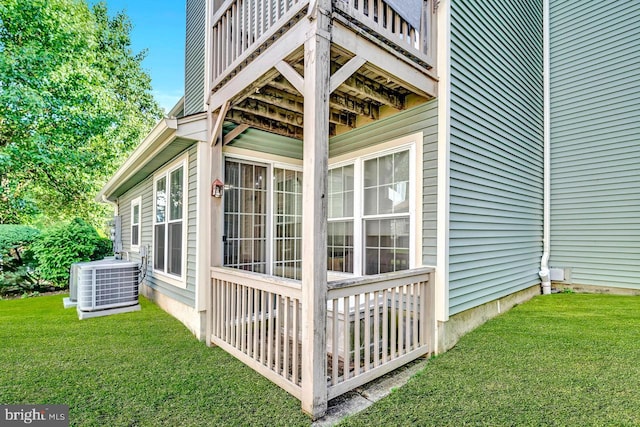7011 Elm Ct, Monmouth Junction, NJ 08852 - view of side of property featuring a lawn