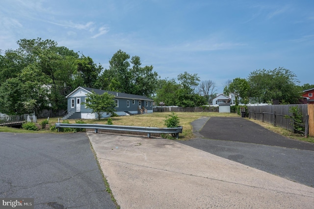624 Hunt Ave, Trenton, NJ 08610 - ranch-style house featuring driveway