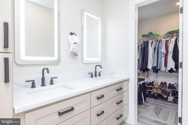 17 Bridleshire Rd, Newark, DE 19711 - full bath with double vanity and a walk in closet