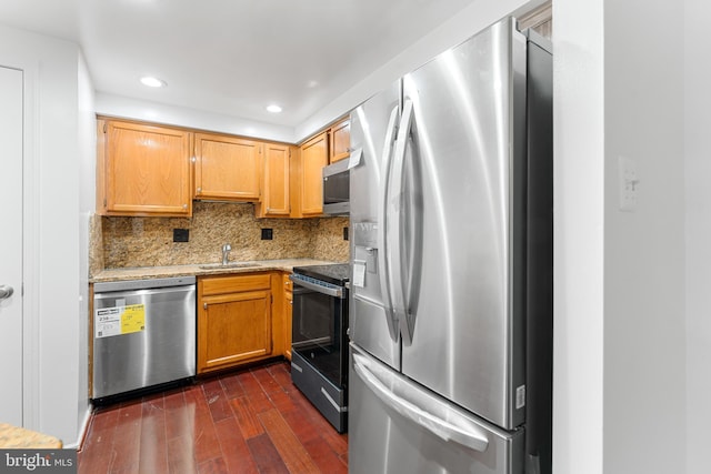 9 Alpen Green Ct Unit 20-208, Burtonsville, MD 20866 - kitchen featuring appliances with stainless steel finishes, a sink, dark wood-style floors, tasteful backsplash, and recessed lighting