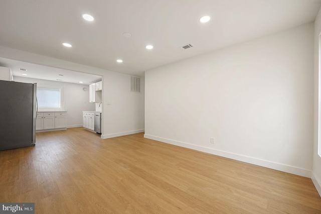 323 Sheridan Dr, New Castle, DE 19720 - unfurnished living room with light wood finished floors, baseboards, and recessed lighting