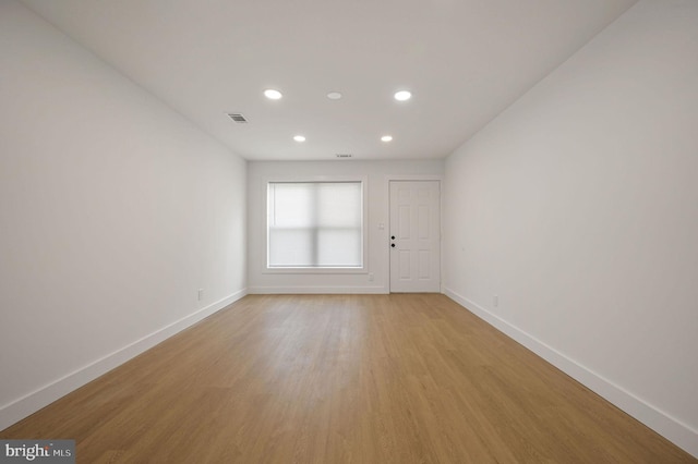 323 Sheridan Dr, New Castle, DE 19720 - spare room featuring baseboards, light wood-style floors, and recessed lighting