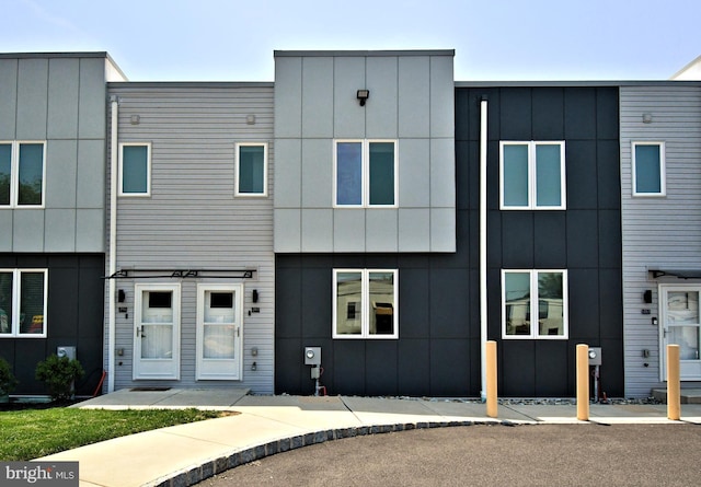 287 Yards Ct, Hatboro, PA 19040 - view of front of property with board and batten siding