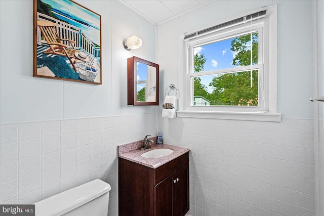 412 Marshall Ave, Colonial Beach, VA 22443 - bathroom featuring tile walls, toilet, vanity, and crown molding