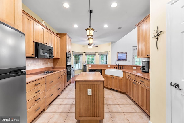 240 Charleston Rd, Ocean Pines, MD 21811 - kitchen featuring black appliances, ceiling fan, a peninsula, recessed lighting, and decorative backsplash