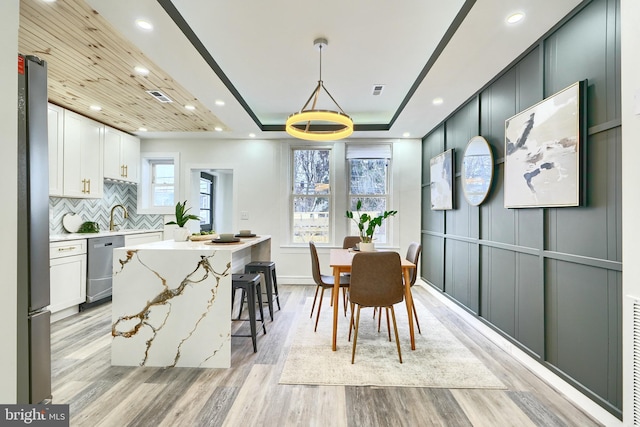 837 W 33rd St, Baltimore, MD 21211 - dining room featuring light wood-type flooring and recessed lighting