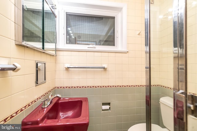1901 Acorn Ln, Abington, PA 19001 - bathroom with toilet, a sink, a tile shower, and tile walls