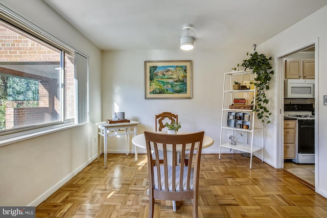 3900 Tunlaw Rd NW Unit 118, Washington, DC 20007 - dining area featuring baseboards