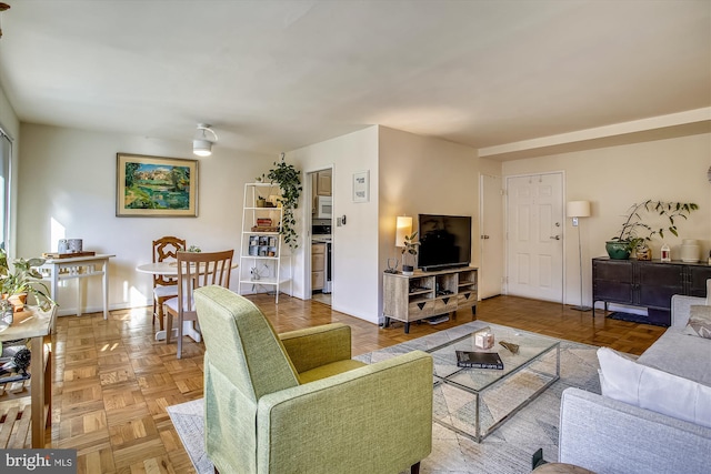 3900 Tunlaw Rd NW Unit 118, Washington, DC 20007 - living room featuring baseboards
