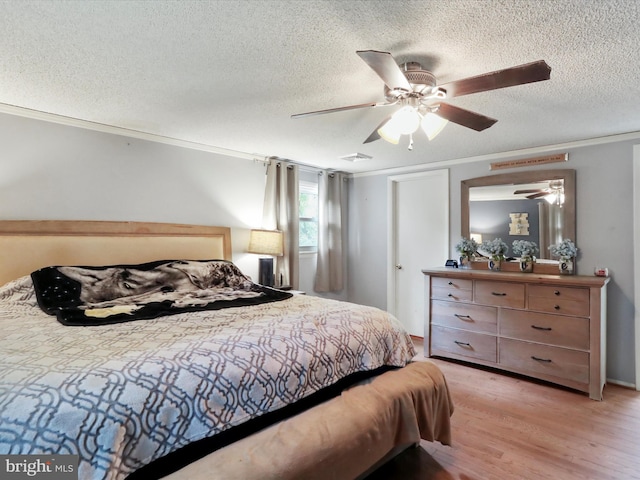 11815 Oriole Dr, Hagerstown, MD 21742 - bedroom with light wood finished floors, a textured ceiling, and a ceiling fan