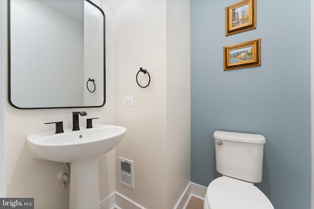 3546 Sutton Heights Cir, Fairfax, VA 22031 - half bathroom featuring toilet and baseboards