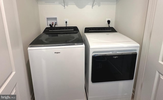 9402 James Macgowan Ln Unit 611, Owings Mills, MD 21117 - laundry area featuring washer and clothes dryer