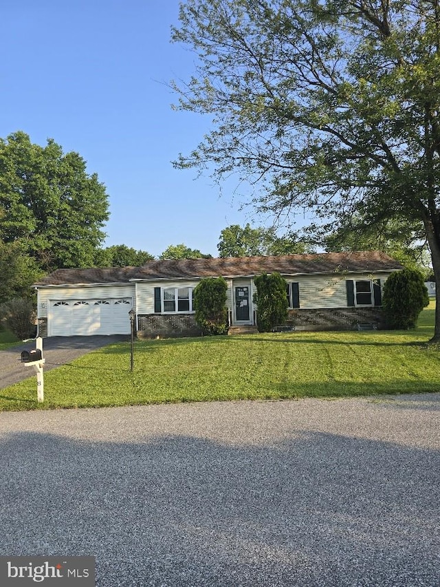 8 Wheatfield Dr, Carlisle, PA 17015 - single story home featuring driveway, a front yard, and an attached garage