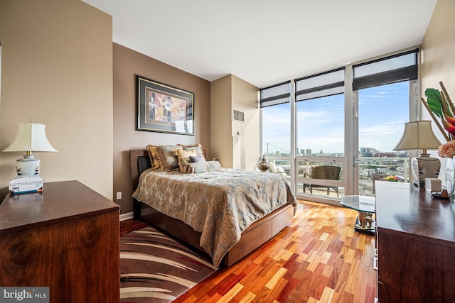 901 N Penn St Unit F2003, Philadelphia, PA 19123 - bedroom with expansive windows, light wood finished floors, and a view of city