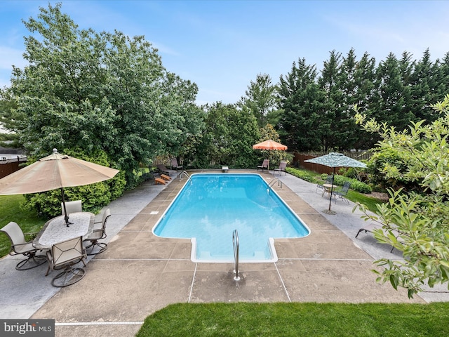 106 Barb Ct, Stephens City, VA 22655 - outdoor pool featuring a patio and view of wooded area