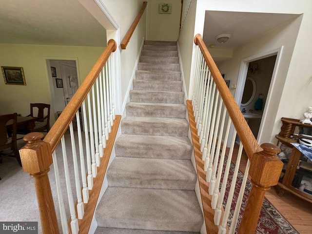 530 Glenhaven Dr, Glenshaw, PA 15116 - view of staircase